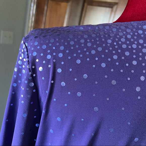 Susan Graver liquid knit scoop neck top with border sparkles - Picture 15 of 16